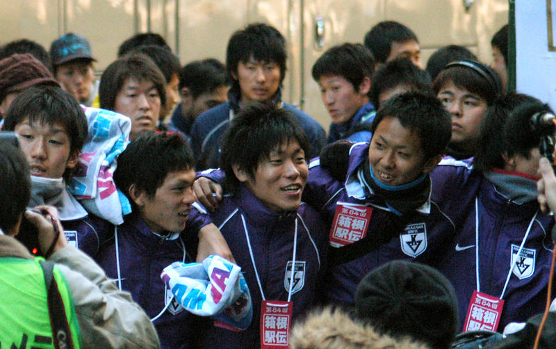 肩を組み太田のゴールを笑顔で待つ選手たち＝大手町ゴールで(稲村由佳撮影)