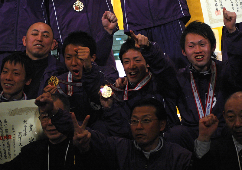 閉会式、誇らしげにメダルを掲げる選手達＝都内某ホテルで(渡辺悠撮影)
