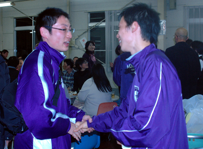 慰労会、加藤コーチ(左)と握手をする安西(右)＝二子玉川校舎食堂で(今井江里子撮影)