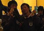 閉会式、誇らしげに賞状とメダルを掲げる安西(右)と藤井(左)＝都内某ホテルで(渡辺悠撮影)