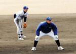 紅白戦で塁審を務める遠藤彰学生コーチ(右)