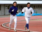 辛いときでも笑顔を忘れない増田翔平(左)と福重辰典