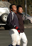 夕日を浴び爽やかに練習を終える山本裕紀(左)と金子京史