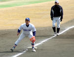 審判を務める笹田尚史(右)と３塁手笠間将裕