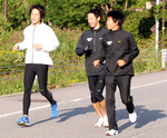 朝練習から戻る(左から)佐々木、後藤田、飯田
