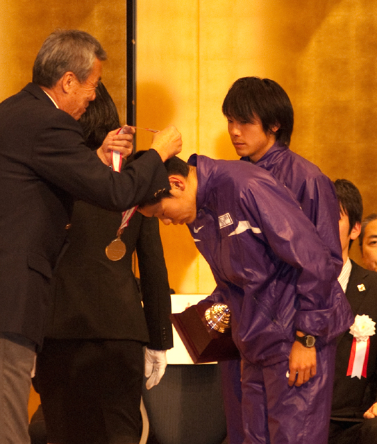閉会式で、総合準優勝のメダルを授与される深津＝都内ホテルで