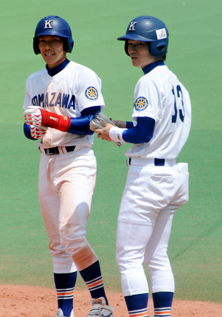 安打で出塁した岡とファーストコーチの松尾