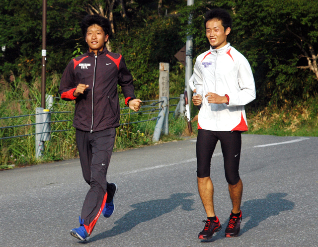 朝練習から戻りダウンをする飯田(左)、西澤