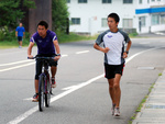 高橋正仁コーチ(左)とともに自主練習する岸本