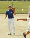 小学生とキャッチボールをする森田哲平