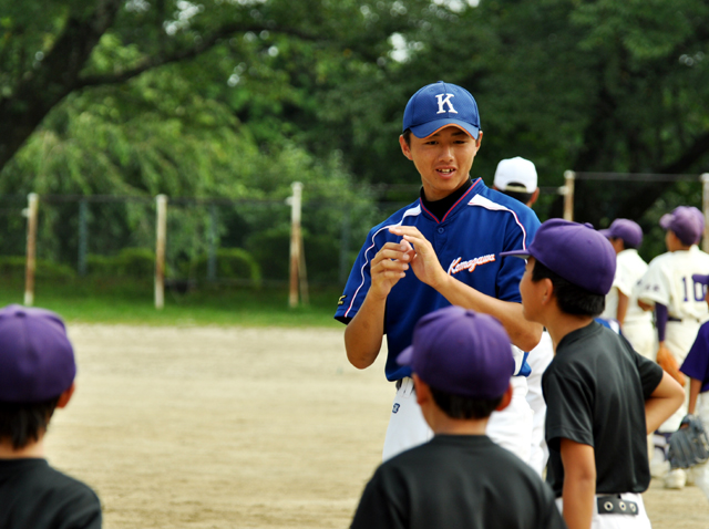 補球の仕方を教える森岡正樹学生コーチ