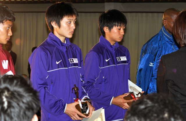 区間賞の表彰を受ける(左から)窪田、飯田＝神宮会館講堂で