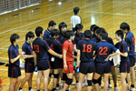 円陣を組む選手ら＝２回戦・東京電機大学付属高等学校体育館で