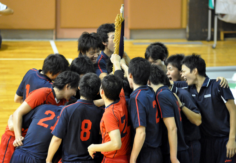 試合前に円陣を組み、士気を高める選手ら＝学芸大戦・亜細亜大学体育館で