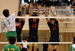 ブロック３枚(左から飯田、橋本、駒橋)で相手の攻撃を防ぐ＝亜大戦・駒澤大学玉川キャンパス体育館で