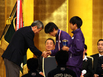 閉会式で総合３位の表彰を受ける飯田、井上＝都内ホテルで