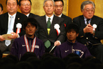 閉会式で総合３位の表彰を受ける飯田、井上＝都内ホテルで