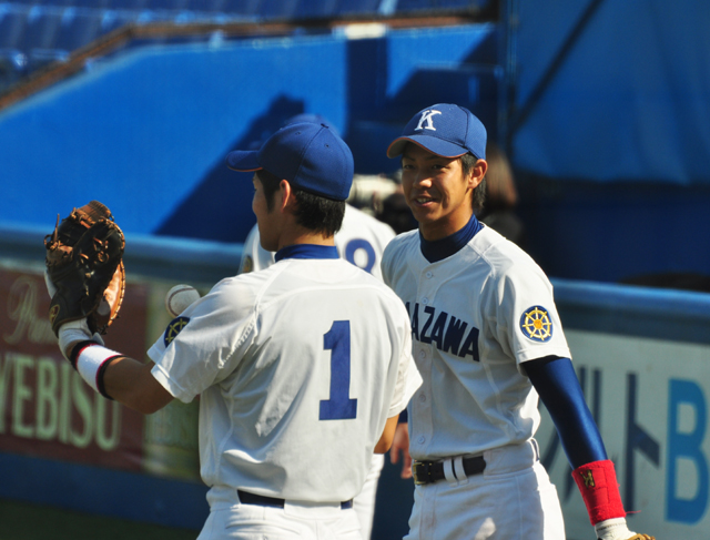 試合前、リラックスした表情で会話する白崎浩(右)と笠間＝国士大１回戦・神宮球場で