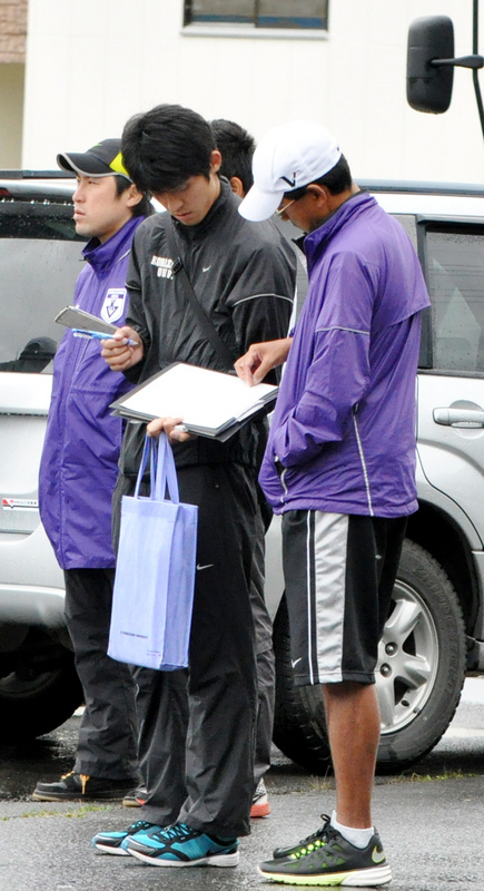 練習メニューの確認を行う（左から）高橋正仁コーチ、高木マネージャー、大八木監督