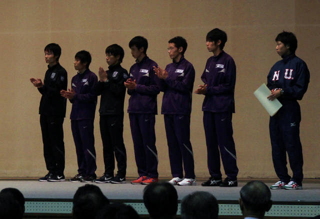 区間賞の表彰を受ける(左から)高瀬、久我、上野、油布＝三重県立体育館で
