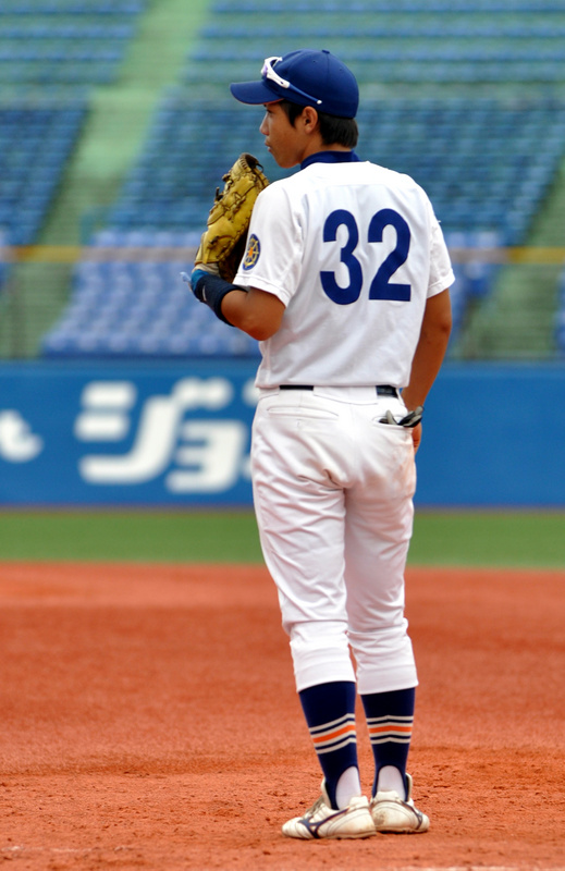 試合終盤から一塁に就いた平川昇(営４)