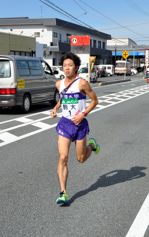 駅伝初出場ながらもチームに貢献する走りをした黒川翔矢(現２)＝国道42号線沿いで