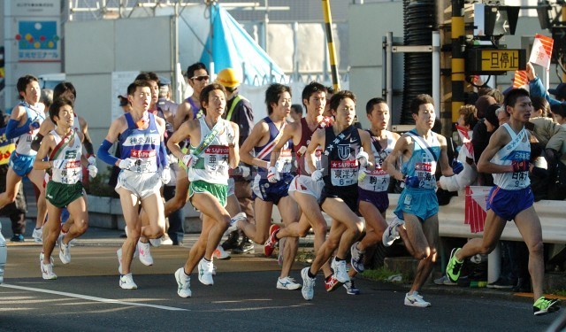 集団のまま力走する１区の選手たち＝京急蒲田駅前で（岩田陽一撮影）