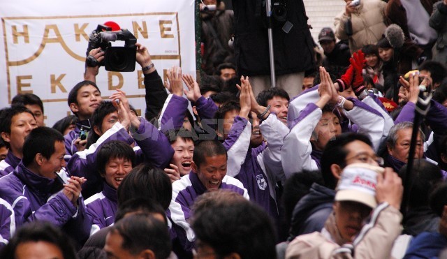 ゴールの瞬間が迫り、盛り上がる選手たち＝東京・大手町ゴールで（荒川好和撮影） 